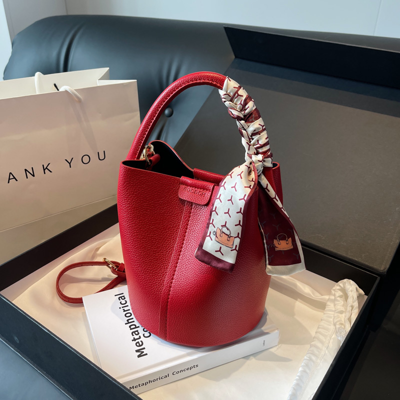 Luxury Bags On Sales - حقائب كتف وحقائب كروس باللون الأحمر
